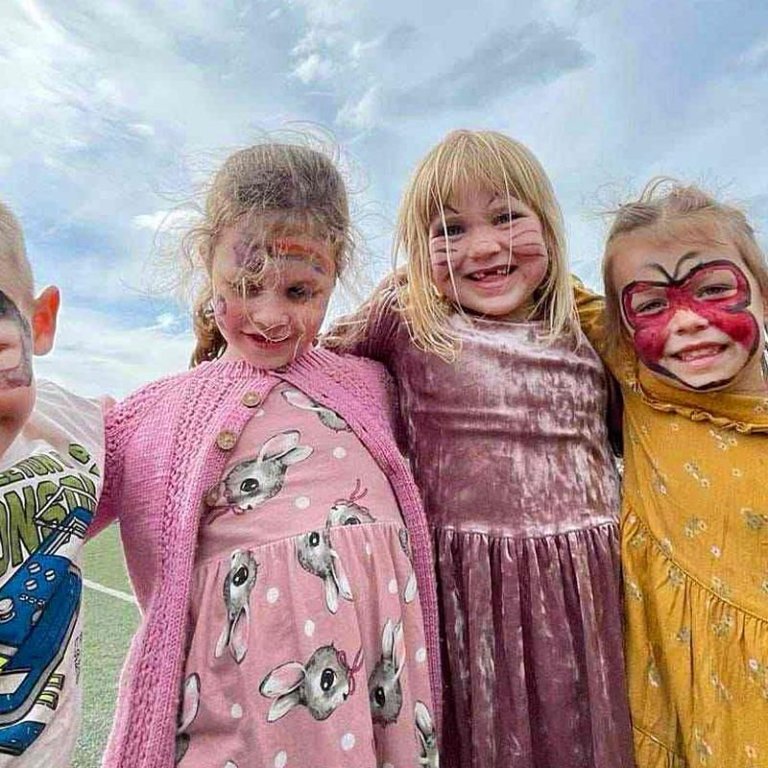 Hressir krakkar á Hofsós heim. MYND: FANNEY BIRTA