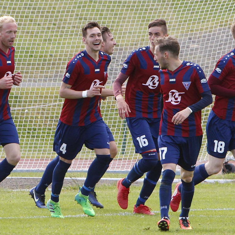 Tindastólsmenn fagna þriðja marki Kenny Hogg (9).  MYND: ÓAB