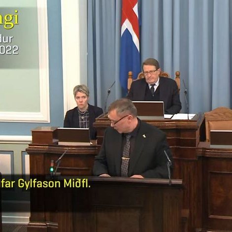 Hér flytur Högni Elfar jómfrúarræðu sína úr ræðustól Alþingis í gær og beinir spurningum sínum til forsætisráðherra, Katrínar Jakopsdóttur. Skjáskot úr myndbandi Alþingis
