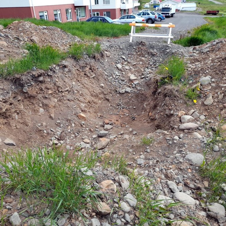 Hér má sjá umrædda holu sem hindrar gangandi vegfarendur við Geitagerði á Hólum í Hjaltadal. Aðsendar myndir.