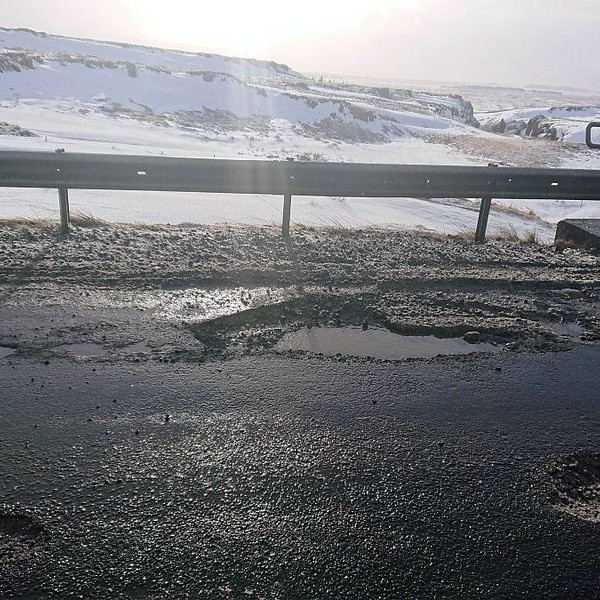 Mynd af vef Vegagerðarinnar. Slitlagsskemmdir við Gljúfurá í Borgarfirði.