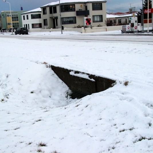 Eins og sést á meðfylgjandi mynd gæti illa farið ef einhver hrasaði óvænt í holuna. Mynd: PF