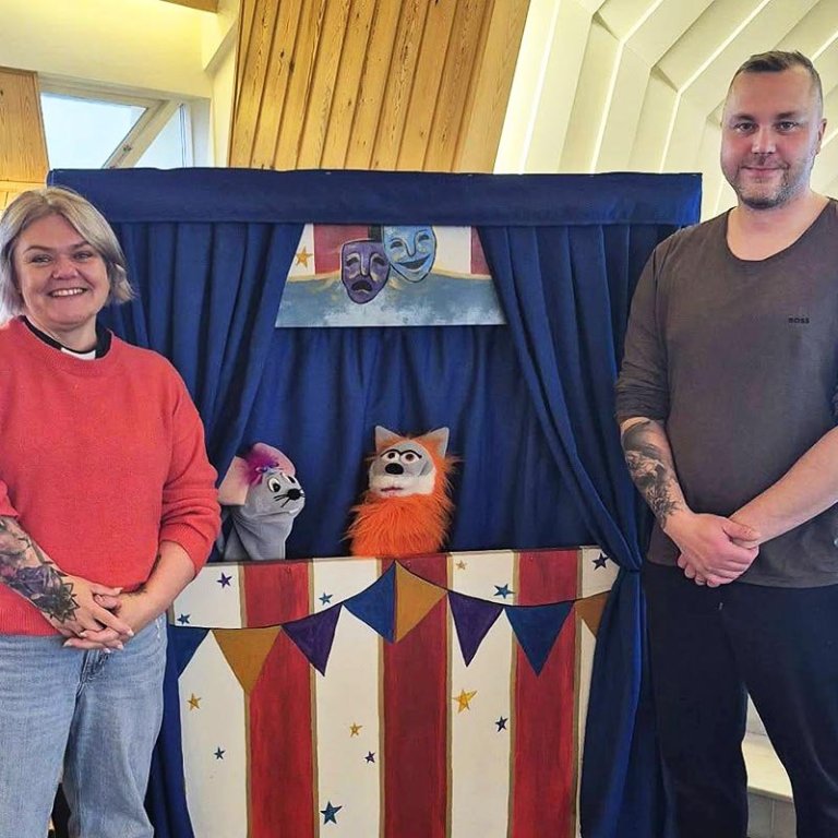 Séra Margrét Rut og Birgir Már við brúðuleikhúsið.  MYND AF FACEBOOK