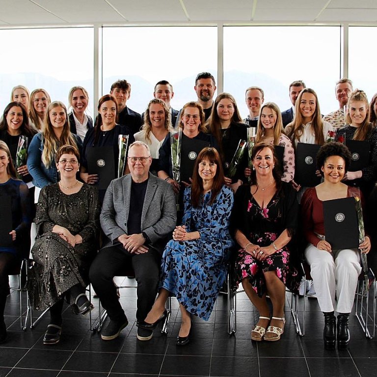 Hópur brautskráningarnema ásamt hluta starfsfólks. MYND AF HÓLAR.IS