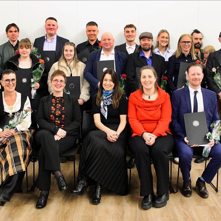 Brautskráningarnemar og hluti starfsfólks Háskólans á Hólum. MYND AF HÓLAR.IS