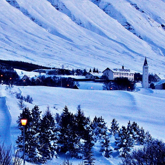 Aðalbygging Háskólans á Hólum er vinstra megin við kirkjuturnunn á þessari mynd. MYND: ÓAB