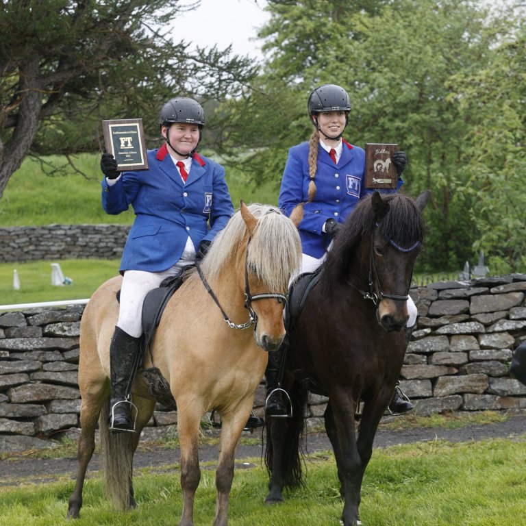 Lydía og Arney með viðurkenningarnar sínar. MYNDIR: KOLBRÚN GRÉTARSDÓTTIR