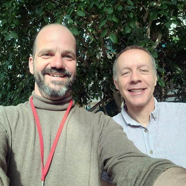 Holger og Vincent: Holger Thoms (t.v.), þýskur dýralæknir, tók þátt í göngum í Blönduhlíðinni 2020 - stuttu seinna tengdi hann Karólínu við Gesine prófessor. Hann skutlaði samanburðarsýnum með ARR/ARQ og ARR/ARR yfir
600 km aðra leið til Vincents Béringue (t.h.) í París. Aðsendar myndir.