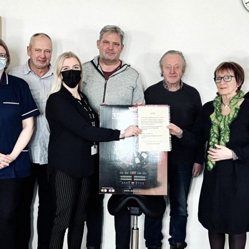 Frá afhendingu gjafanna. Mynd af vef HSN.