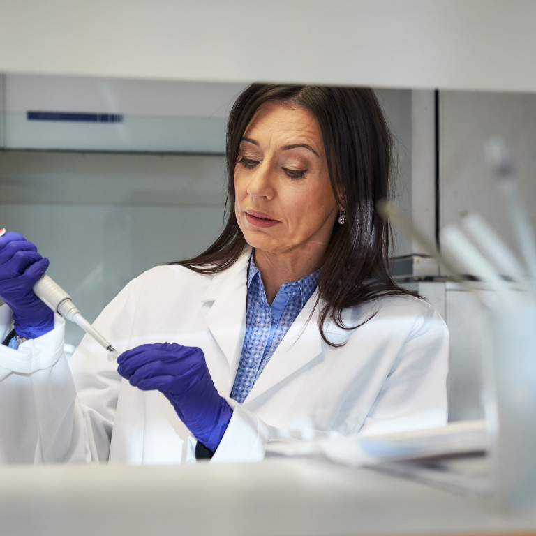 Hólmfríður á tilraunastofu Iceprotein. Mynd: Anton Brink