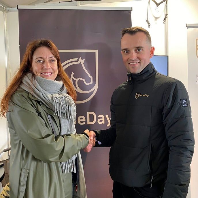 Hólmfríður Sveinsdóttir, rektor Háskólans á Hólum, og Oddur Ólafsson, framkvæmdastjóri HorseDay. Aðsend mynd.