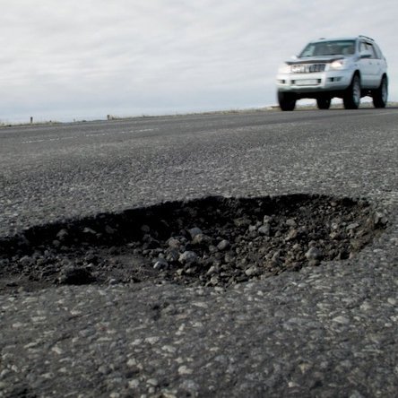 Vorverkin hjá Vegagerðinni eru komin í fullan gang, enda sumarið handan við hornið. Unnið er hörðum höndum að því að gera við holur sem hafa myndast í bundnu slitlagi á vegum víða um land. Mynd af Vegagerdin.is.