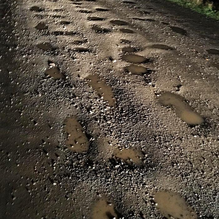 Vatnsnesvegur er hreint ömurlegur en talið er að uppbygging hans kosti um þrjá milljarða króna. Ætli það sé króna fyrir hverju holu vegarins? MYND: BJ