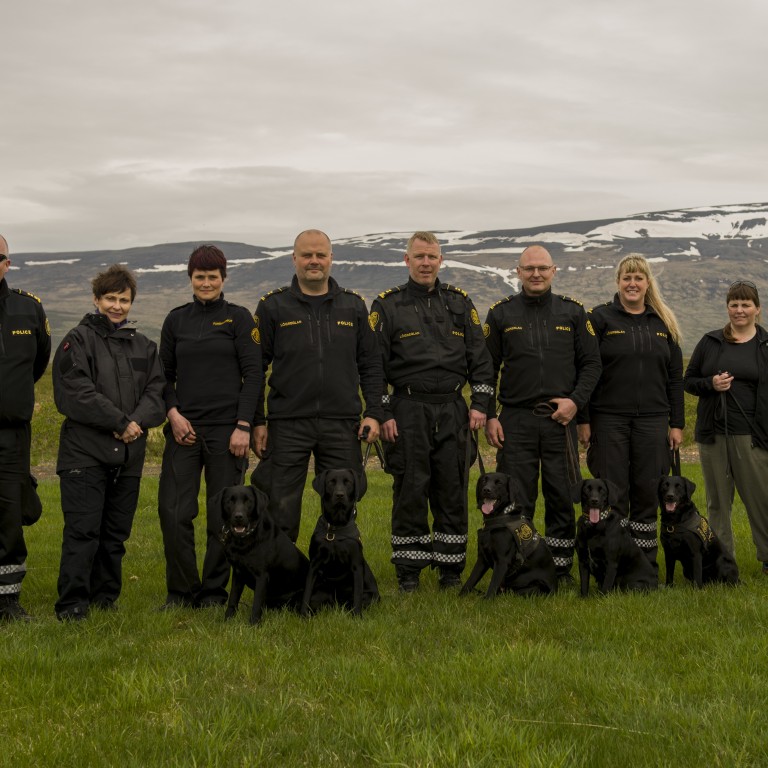 Frá vinstri: Höskuldur Birkir Erlingsson prófstjóri, Torun Anita Knapperholen yfirdómari, Elín Ósk Hölludóttir og Riffill, Heiðar Hinriksson og Rökkvi, Gunnar Knutsen og Jökull, Steinar Gunnarsson og Þoka, Kristína Sigurðardóttir og Clarissa, Ester Pálmadóttir dómari og Vinkill. Mynd: Höskuldur B. Erlingsson.