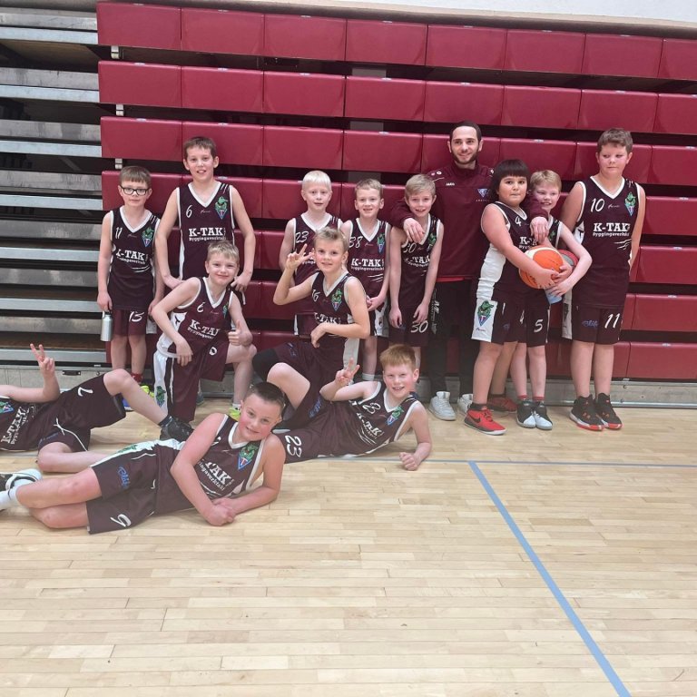 Friðrik þjálfari með tvö lið í hópmynd, 8-9 ára strákar og 10-11 ára strákar. Ljósmyndari: Rakel Kemp Guðnadóttir