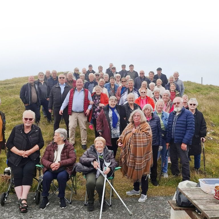 Hópurinn búinn að snæða nestið í Kálfshamarsvík. MYNDIR: GUÐMUNDUR HAUKUR