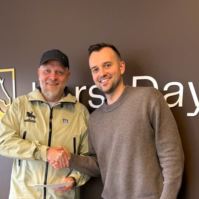 Áskell Heiðar og Oddur handsala samninginn. Mynd: landsmot.is