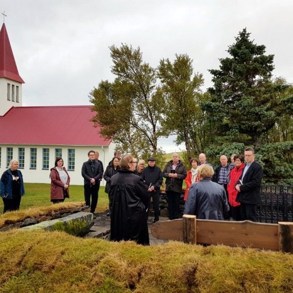 Frá vígslu sögutorgs í Höskuldsstaðakirkjugarði í september sl. Mynd: Björg Bjarnadóttir.