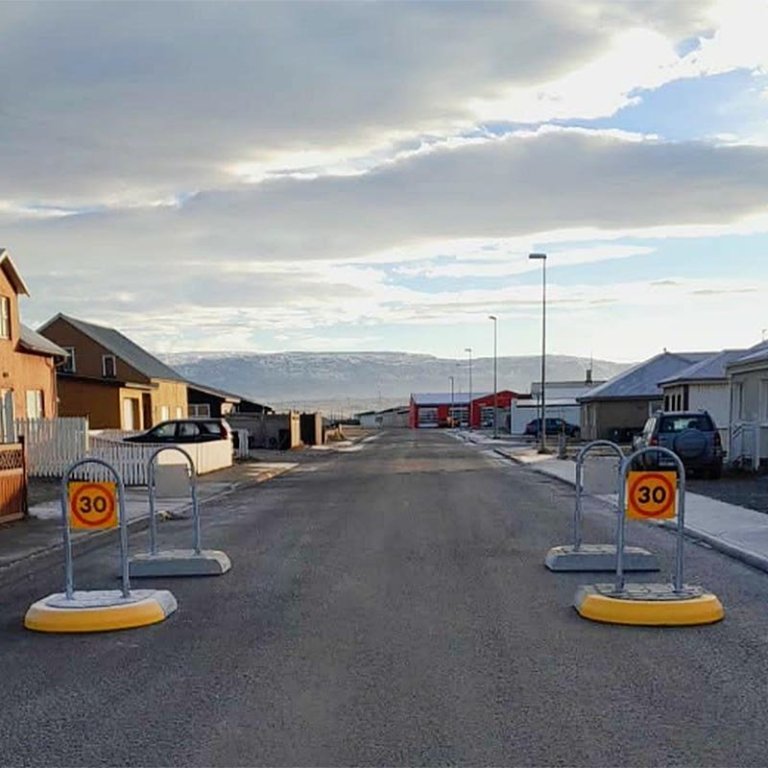 Hér má sjá hraðaþrengingu á Sæmundargötunni á Sauðárkróki, gegnt Húsi frítímans. MYND: SKAGAFJÖRÐUR.IS