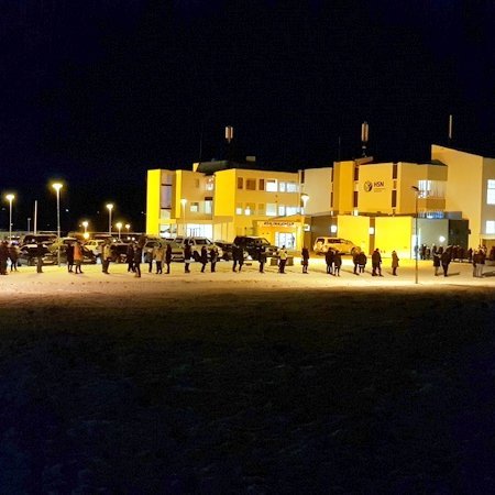 Löng röð myndaðist strax við sjúkrahúsið á Sauðárhæðum í morgun en metfjöldi hraðprófa var tekinn á heilsugæslunni á einum degi. Frostið var um sex gráður en stillt veður og ekki vitað til að neinum hafi orðið meint af. Mynd: PF.