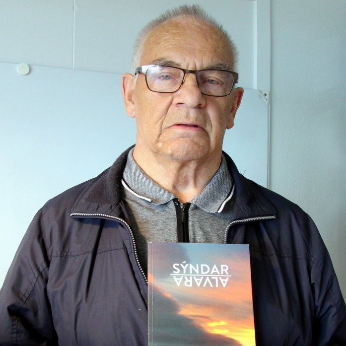 Alvörusvipur fer öllum best/
þá ævinnar genginn er vegur./
En alvörusvipur er eins og flest/
assgoti teygjanlegur. /HG.
Mynd: PF.