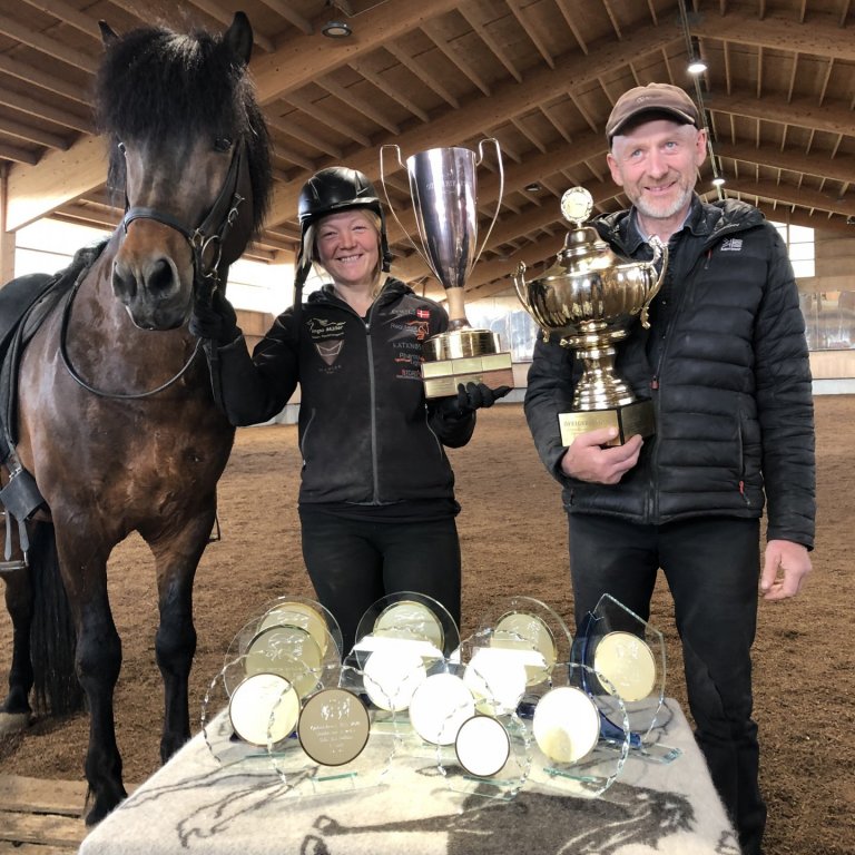 : Þúfur  eru Hrossaræktunarbú ársins í Skagafirði. Mette Manseth og Gísli Gíslason eru aðalfólkið á bakvið ræktunina þar. Þau tóku við mörgum verðlaunum fyrir árið 2020 eins og sjá má. Mynd: HSS