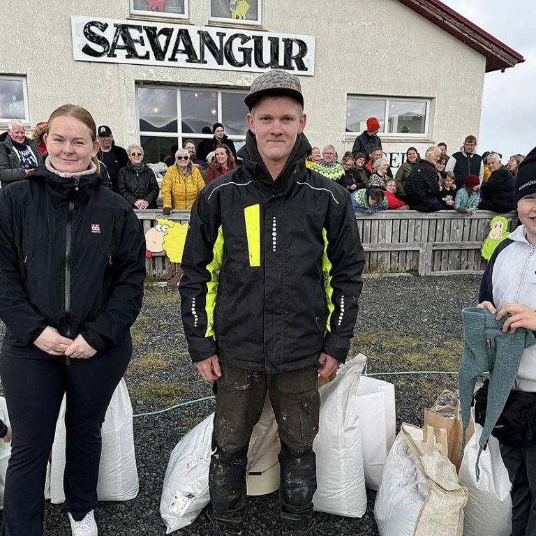 Hér má sjá mynd af þremur efstu í flokkri óvanra. Frá vinstri: Sara Líf Stefánsdóttir (3. sæti), Andri Snær Björnsson (1. sæti) og Kristvin Guðni Unnsteinsson (2. sæti). MYND AF FB-SÍÐU SAUÐFJÁRSETURS Á STRÖNDUM