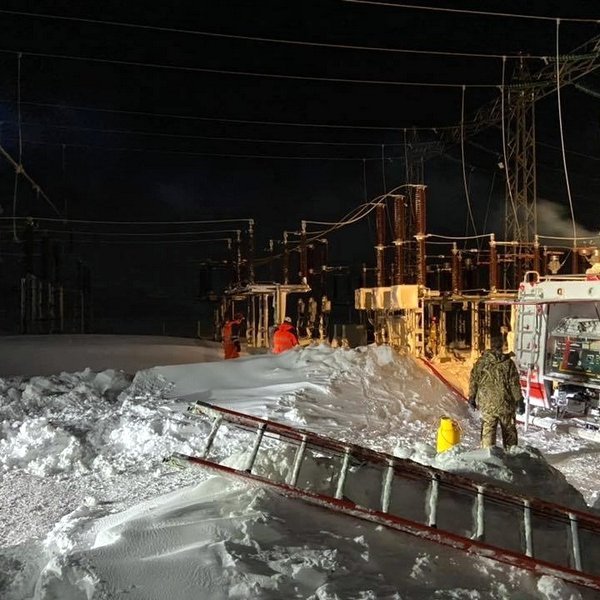 Myndin er tekin við tengivirkið í Hrútatungu í nótt og birt á Facebooksíðu Landsnets.