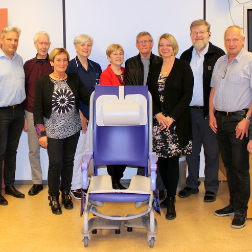 Sigrún deildarstjóri og Guðrún sjúkraliði ásamt styrktaraðilum og stjórn Hollvinasamtakanna. Myndir aðsendar.