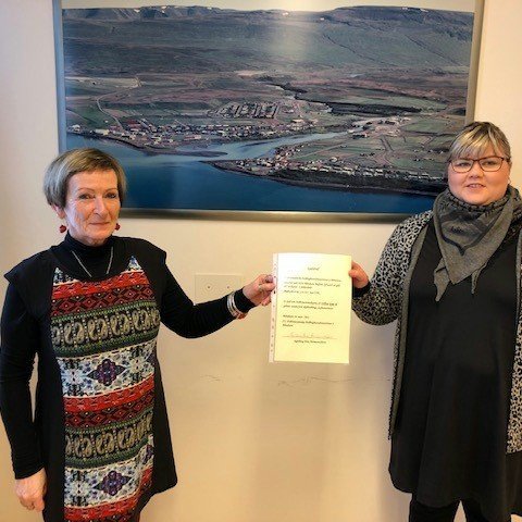 Formaður Hollvina HSB afhendir Sigurbjörgu Helgu Birgisdóttur deildarstjóra sjúkradeildar formlega Buffalo rafdrifinn hægindastól á sjúkradeild.