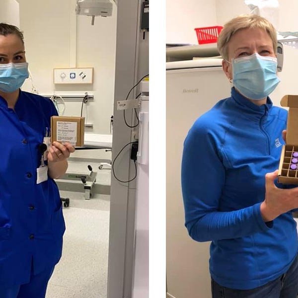 Elín Árdís Björnsdóttir, deildarstjóri heilsugæslu HSN Sauðárkróki, og Ásdís Arinbjarnardóttir, yfirhjúkrunarfræðingur HSN á Blönduósi, komnar með bóluefni í hendurnar.  MYNDIR: HSN.IS