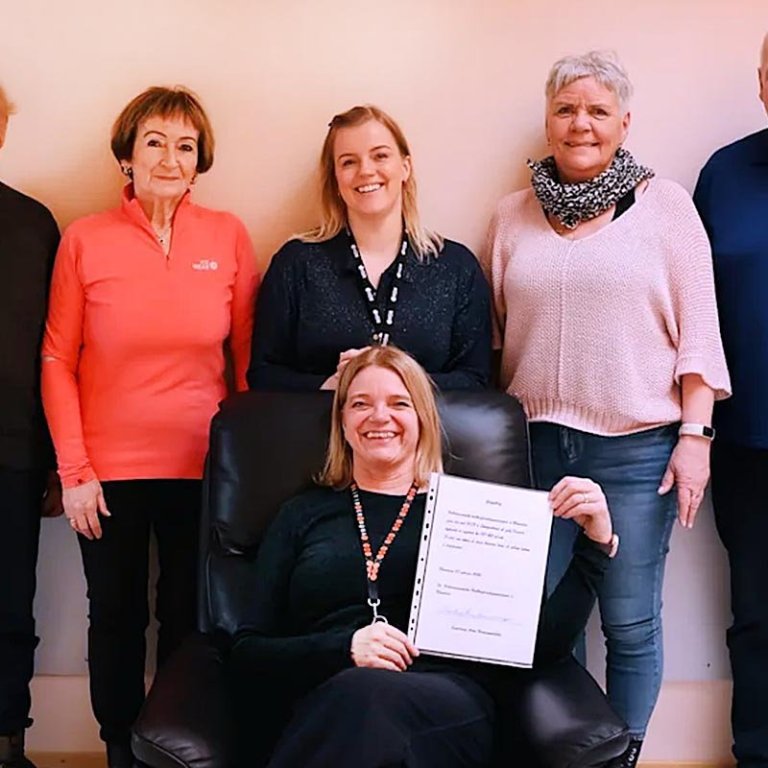 Frá afhendingu stólsins góða. MYND AF HSN.IS