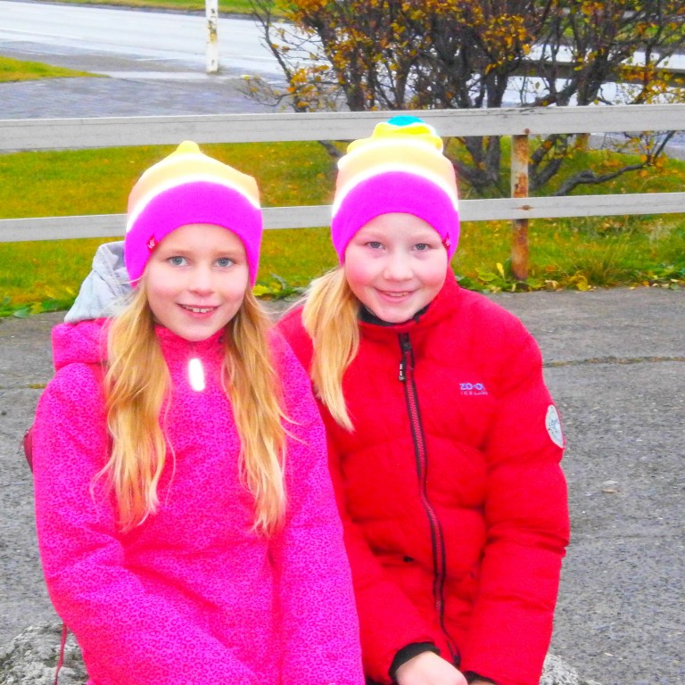 Tvær kampakátar skagfirskar stúlkur með húfurnar sínar. Ljósm./BFB