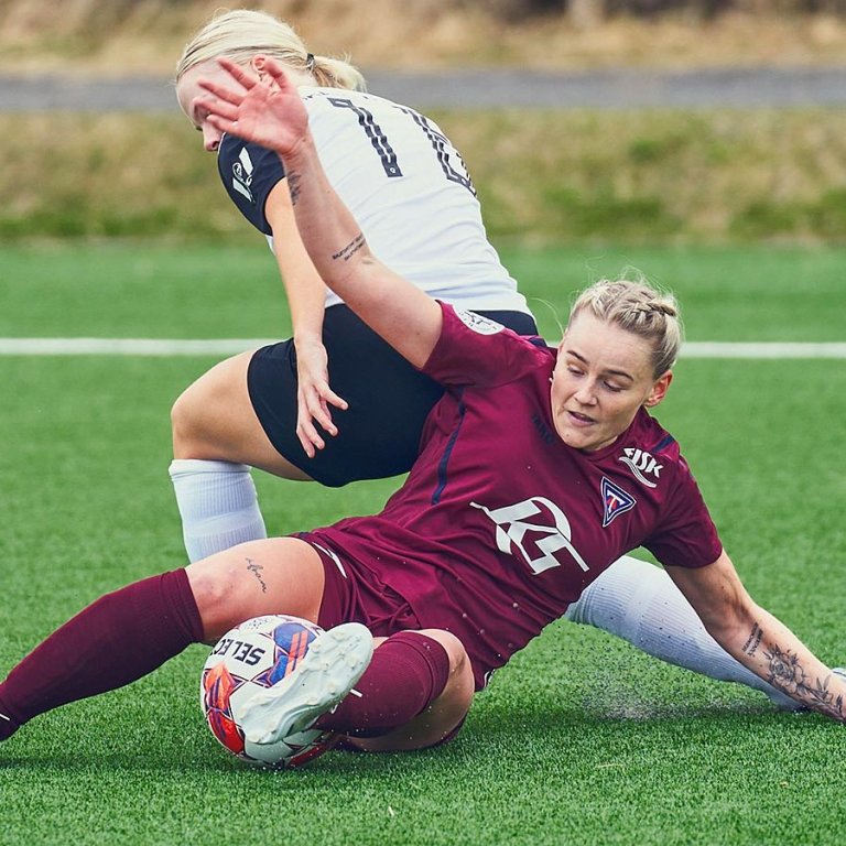 Hugrún í baráttunni gegn liði FH í síðasta leik. Hún fékk ansi fólskulegt olnbogaskot í kjammann í fyrri hálfleik en fékk ekkert fyrir sinn snúð hjá dómara leiksins. MYND: SIGURÐUR INGI PÁLSSON