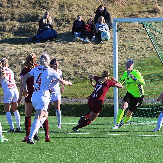 Hugrún hefur betur geng landsliðsmarkverðinum Söndru Sigurðar í marki Vals. MYND: ÓAB