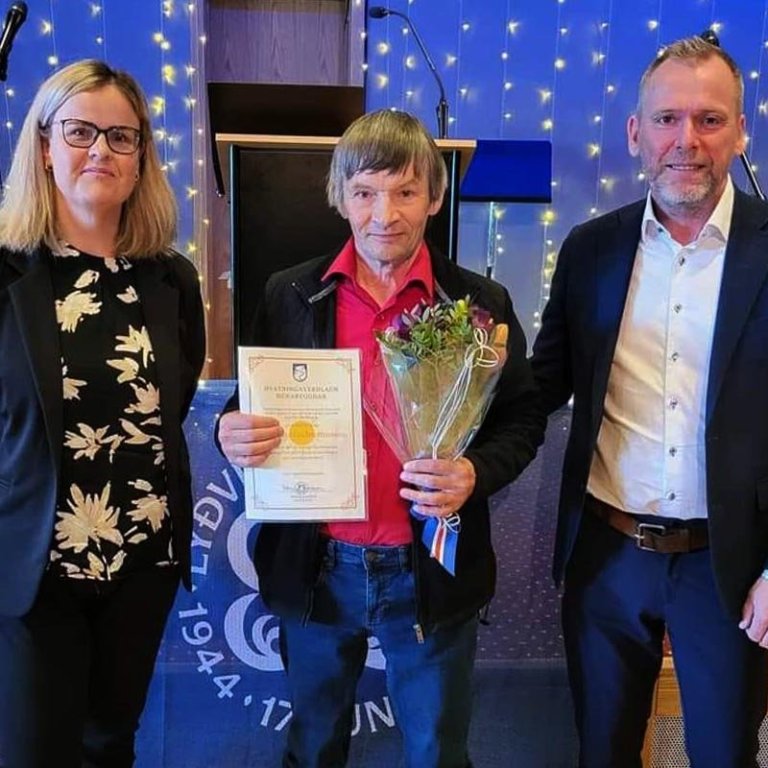 Á myndinni með Valla eru þau Kristín I. Lárusdóttir og Pétur Arason, sveitarstjóri Húnabyggðar.  MYND: AUÐUNN SIGURÐSSON.