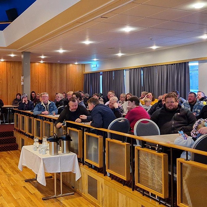Frá íbúafundinum í gær. Á myndinni að neðan má sjá Auði Daníelsdóttur frá Dröngum flytja mál sitt. MYNDIR AF FB-SÍÐU HÚNABYGGÐAR