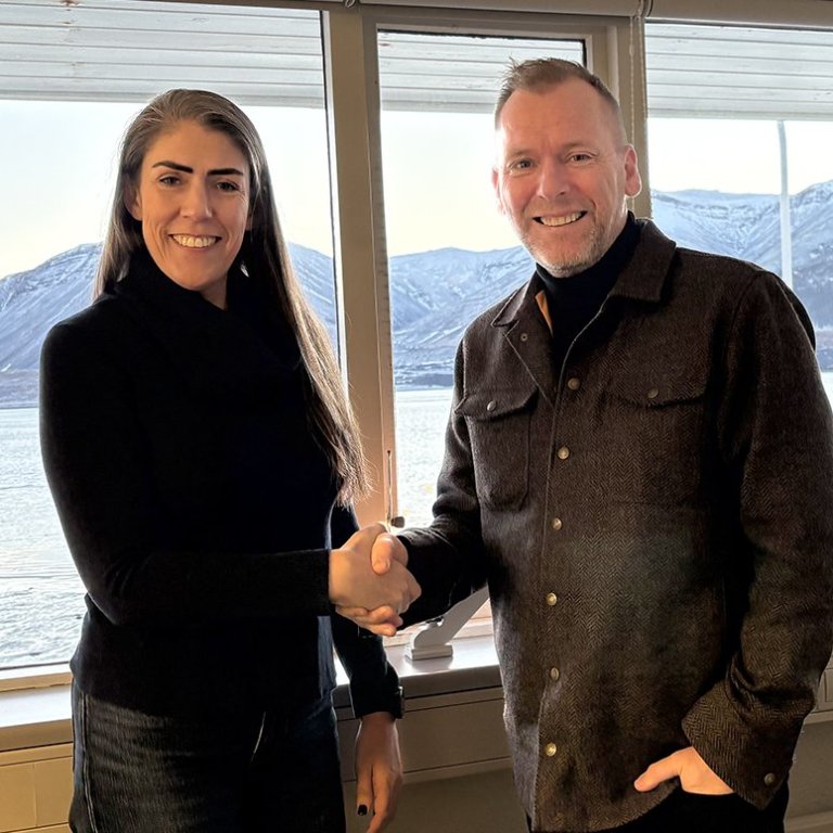 Iða Marsibil og Pétur sveitarstjóri handsala samninginn. AÐSEND MYND