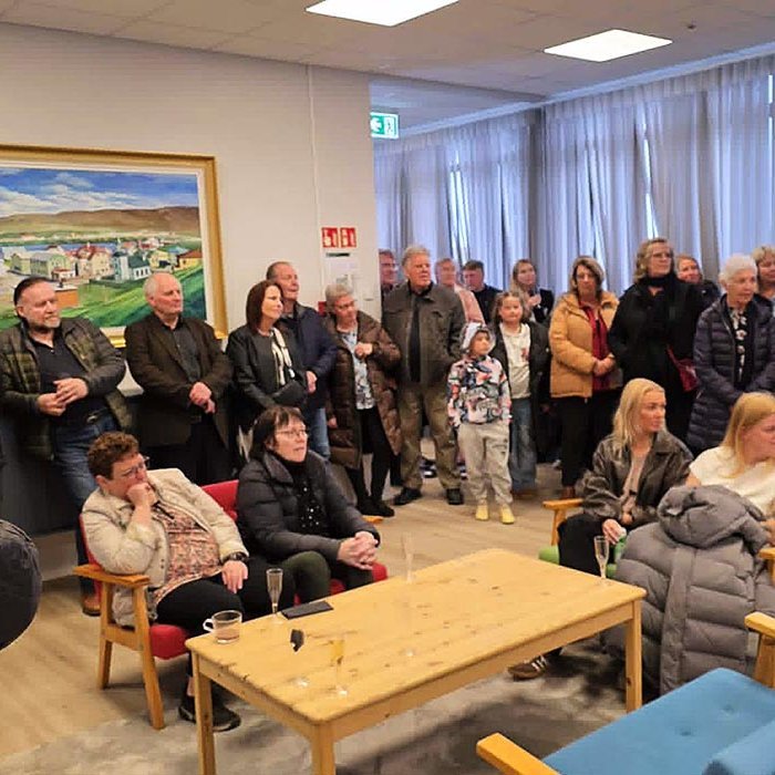Fjöldi gesta var viðstaddur opnunardagskrána í ráðhúsinu. Á neðri myndinni sést Jóhannes Torfason afhenda Pétri Arasyni mynd að gjöf frá Ámundakinn, MYNDIR AF FB-SÍÐU HÚNABYGGÐAR