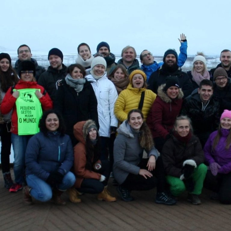 Á alþjóðlegri vinnustofu sem haldin var á Laugarvatni. Myndin er tekin við Gullfoss. Jessica Faustini Aquino er í fremstu röð, lengst til vinstri. Aðsend mynd.