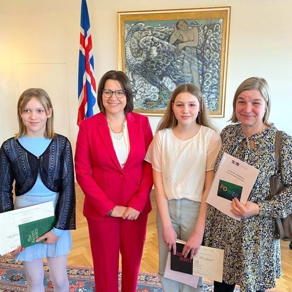 Vinningshafar og kennari í Húnaásamt forsetafrú Eliza Reid. Mynd af hunabyggd.is.