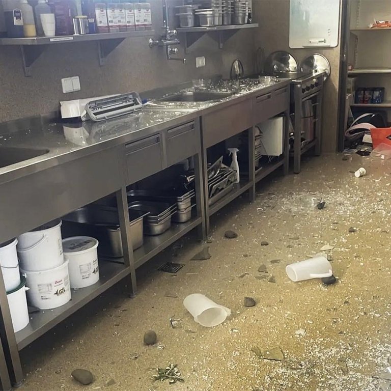 Myndin sýnir skemmdarverk í mötuneyti skólans. AÐSEND MYND AF VEF RÚV