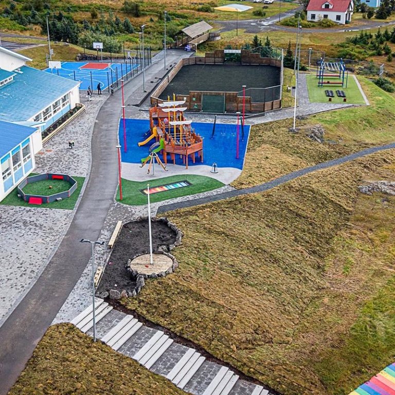 Skólalóðin spikk og span eftir endurbætur. MYNDIR AF SÍÐU VOGAKLETTS
