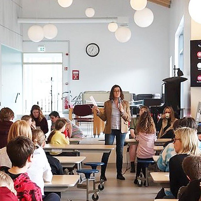 Salvör Nordal, umboðsmaður barna, í skólanum. MYND AF VEF HÚNAÞINGS VESTRA