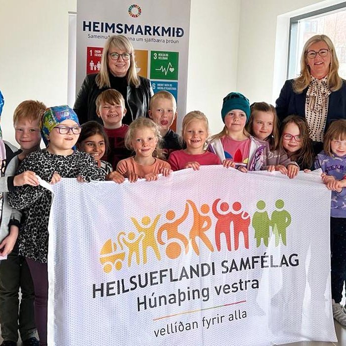 Ragnheiður Jóna og Alma Möller í góðum félagsskap barna í Húnaþingi vestra. MYND AF VEF HÚNAÞINGS VESTRA