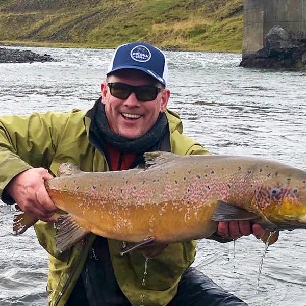 Róbert Grímur Grímsson með fyrsta hundraðkallinn í Miðfirð í sumar. Hann landaði honum neðan við Skárastaðabrú í Austurá nú seint í september. Laxinn mældist 100 sm.  MYND: STEINI JOHNS
