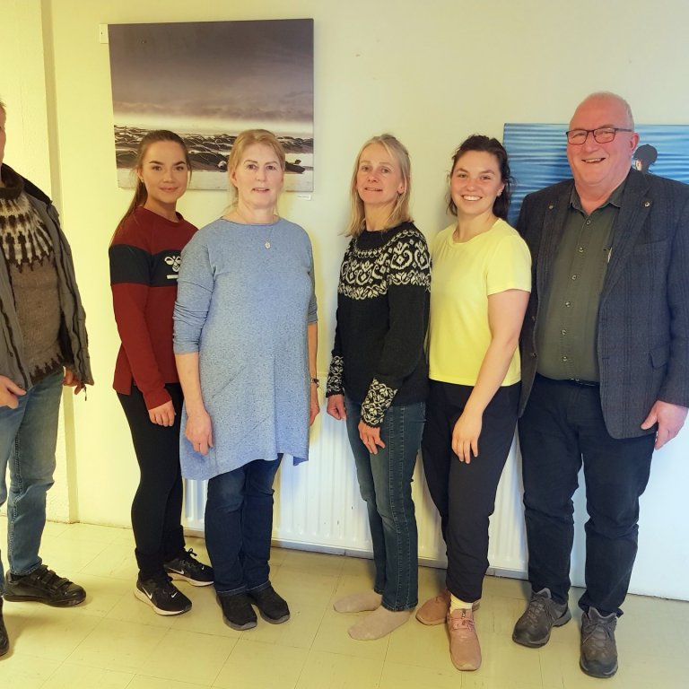 Mynd: Ritnefnd Húna afhendir formanni og framkvæmdastjóra Húna: Agnar J. Levy, Heiðrún Nína Axelsdóttir framkvæmdastjóri USVH, Jónína Sigurðardóttir, Ingibjörg Rósa Auðunsdóttir, Guðrún Helga Magnúsdóttir formaður USVH og Guðmundur Haukur Sigurðsson. Aðsendar myndir.