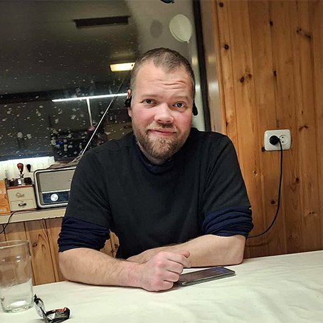 Davíð Logi við eldhúsborðið. MYND AÐSEND