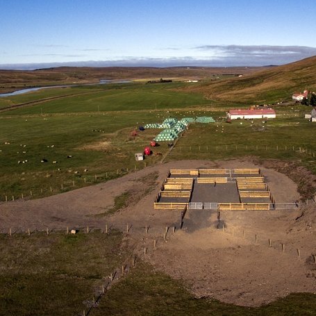 Hvammsrétt er ný fjárrétt í Langadal. Þar er tekið við fé til réttar sem smalað er úr Langadalsfjalli. Blönduósbær byggði réttina og var smíði hennar í höndum Halldórs Skagfjörð frá Fagranesi. Mynd: Róbert Daníel Jónsson.
