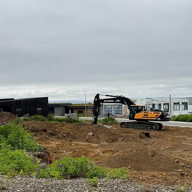 Frá framkvæmdum við Lindarveg þar sem verið er að byggja fimm íbúða raðhús. AÐSEND MYND